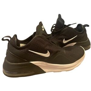Nike Air Max Motion 2 Sneakers Black/White Sz 8